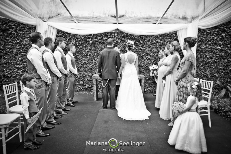 Foto dos noivos de costas no altar em casamento registrado por Mariana Seelinger Fotografia de Casamentos e Familias em Niterói RJ