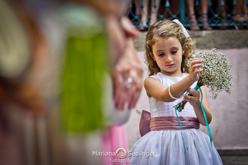 Daminha durante casamento em casamento registrado por Mariana Seelinger Fotografia de Casamentos e Familias em Niterói RJ