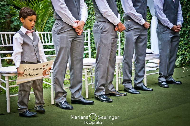 Foto dos padrinhos no altar durante a cerimonia de casamento em casamento registrado por Mariana Seelinger Fotografia de Casamentos e Familias em Niterói RJ