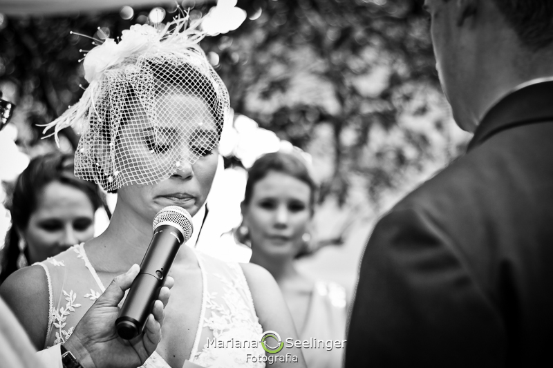 Foto em preto e branco da noiva declarando seus votos para o noivo em casamento registrado por Mariana Seelinger Fotografia de Casamentos e Familias em Niterói RJ