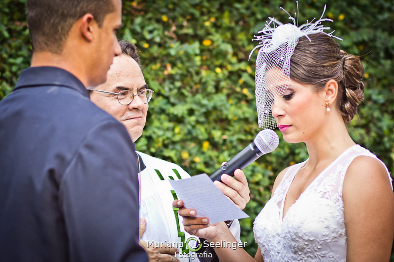 Noiva lendo sua declaraçao para o noivo em casamento registrado por Mariana Seelinger Fotografia de Casamentos e Familias em Niterói RJ
