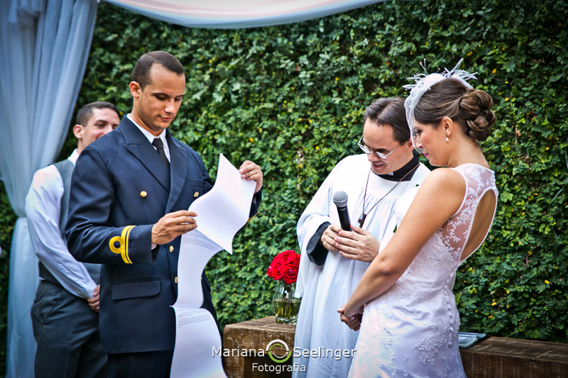 Noivo lendo sua declaração para a  noiva no altar em casamento registrado por Mariana Seelinger Fotografia de Casamentos e Familias em Niterói RJ