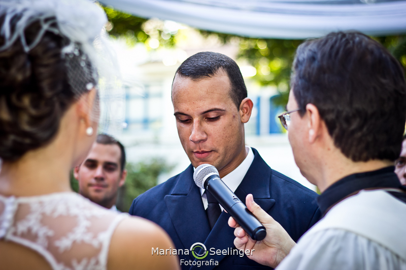 Noivo se declarando para a noiva no altar em casamento registrado por Mariana Seelinger Fotografia de Casamentos e Familias em Niterói RJ