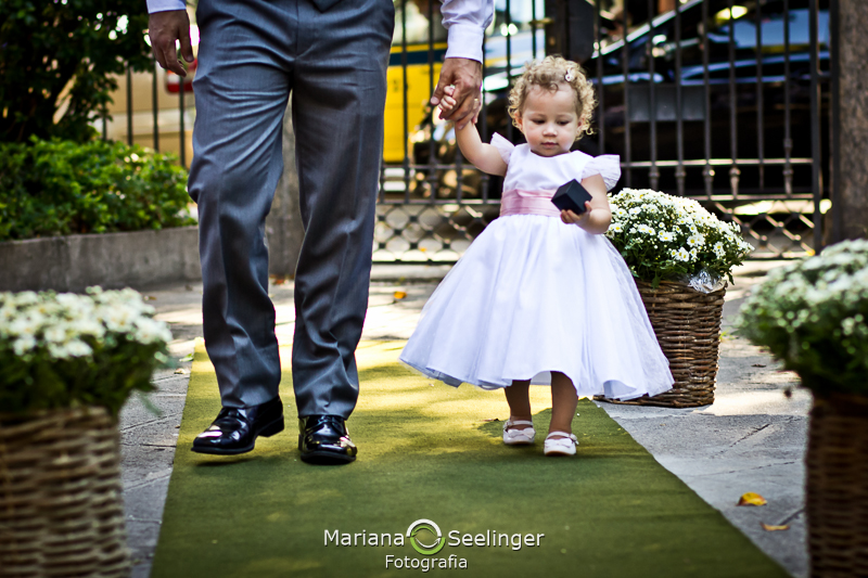 Daminha a caminho do altar com as alianças em fotografia de Mariana Seelinger Fotógrafa de Casamentos em Niterói e RJ