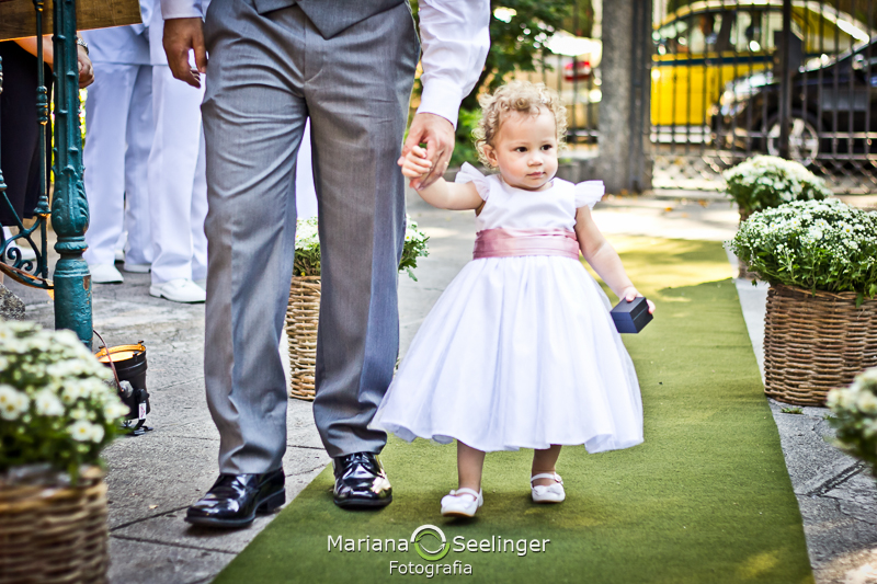 Foto da daminha levando as alianças junto o seu pai em fotografia de Mariana Seelinger Fotógrafa de Casamentos em Niterói e RJ