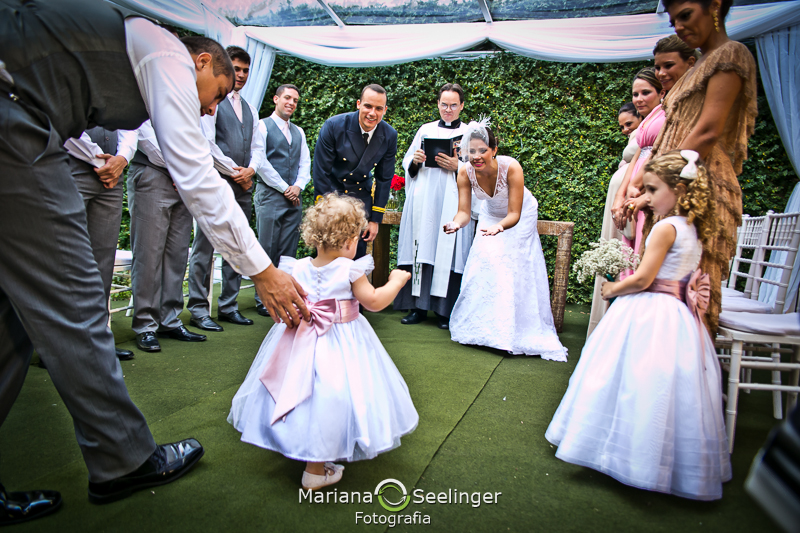Daminha sendo recebida pelos noivos no altar em fotografia de Mariana Seelinger Fotógrafa de Casamentos em Niterói e RJ
