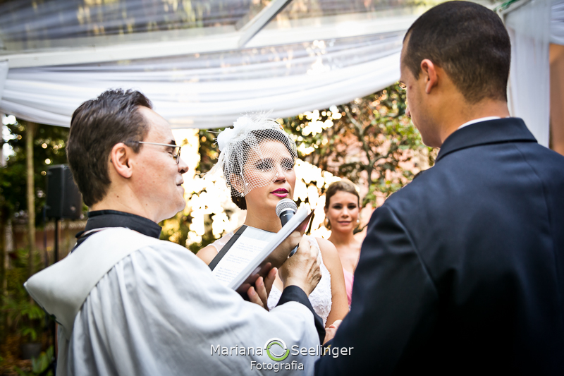 Noiva declarando seus votos de casamento para seu noivo em fotografia de Mariana Seelinger Fotógrafa de Casamentos em Niterói e RJ