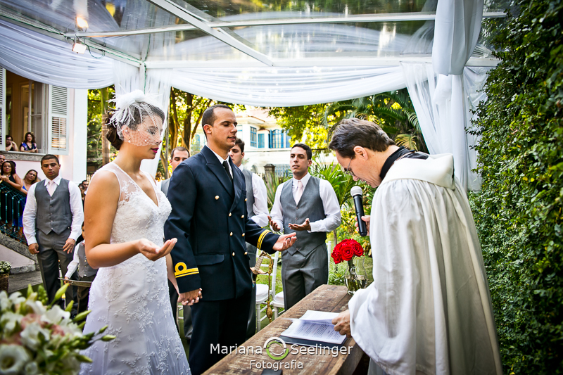 Noivos recebendo as bençãos no altar da cerimonia de casamento em fotografia de Mariana Seelinger Fotógrafa de Casamentos em Niterói e RJ