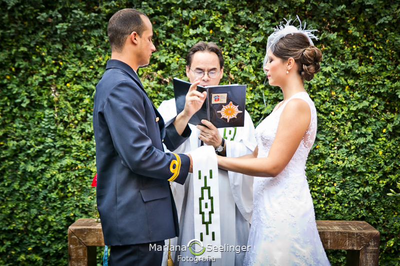 Celebrador de cassamento falando bonitas palavras para o casal e noivos em fotografia de Mariana Seelinger Fotógrafa de Casamentos em Niterói e RJ