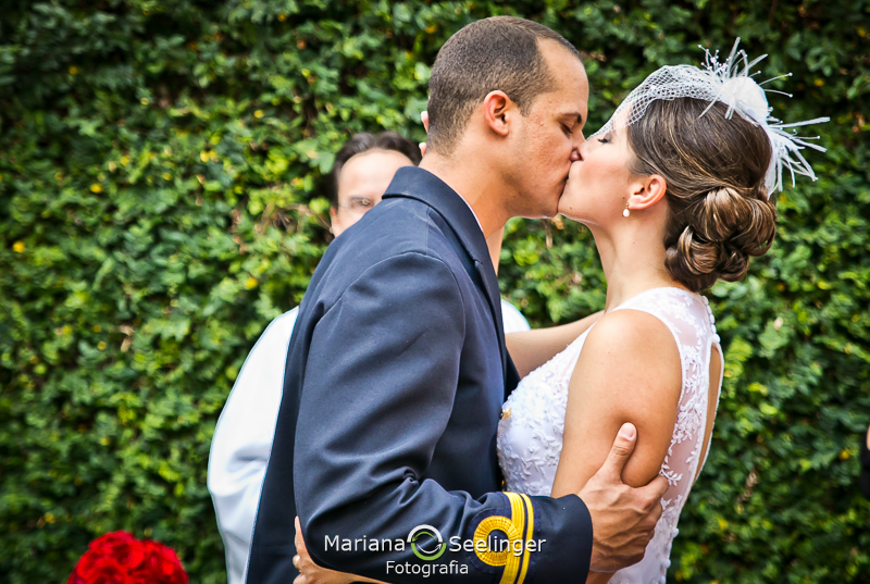 Noivos se beijando no altar da cerimonia de casamento em fotografia de Mariana Seelinger Fotógrafa de Casamentos em Niterói e RJ