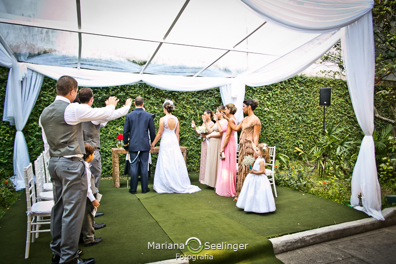 Foto dos noivos de costas no altar em fotografia de Mariana Seelinger Fotógrafa de Casamentos em Niterói e RJ