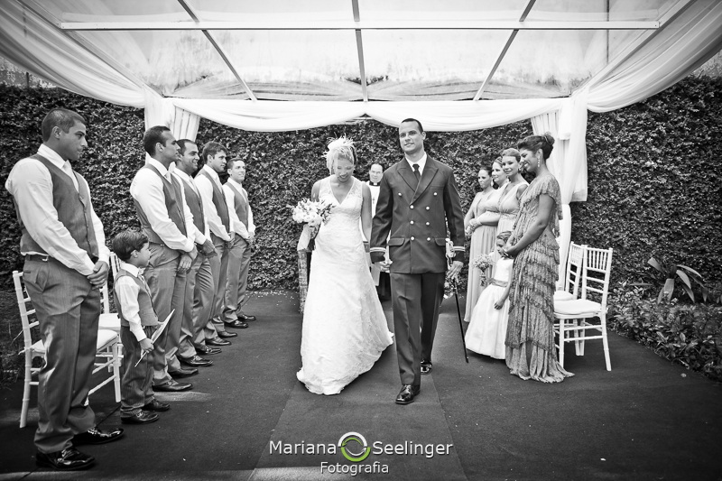 Foto em preto e branco dos noivos saindo do altar em fotografia de Mariana Seelinger Fotógrafa de Casamentos em Niterói e RJ
