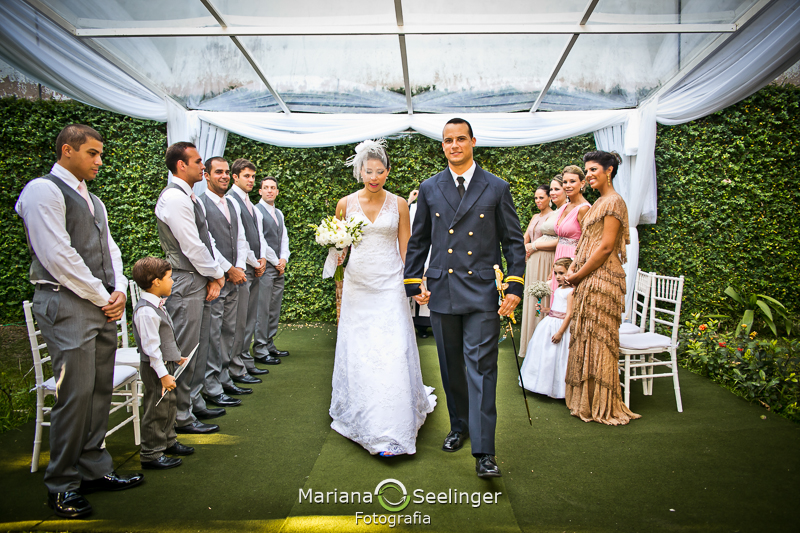 Fotografia dos noivos a caminho da festa de casamento em fotografia de Mariana Seelinger Fotógrafa de Casamentos em Niterói e RJ