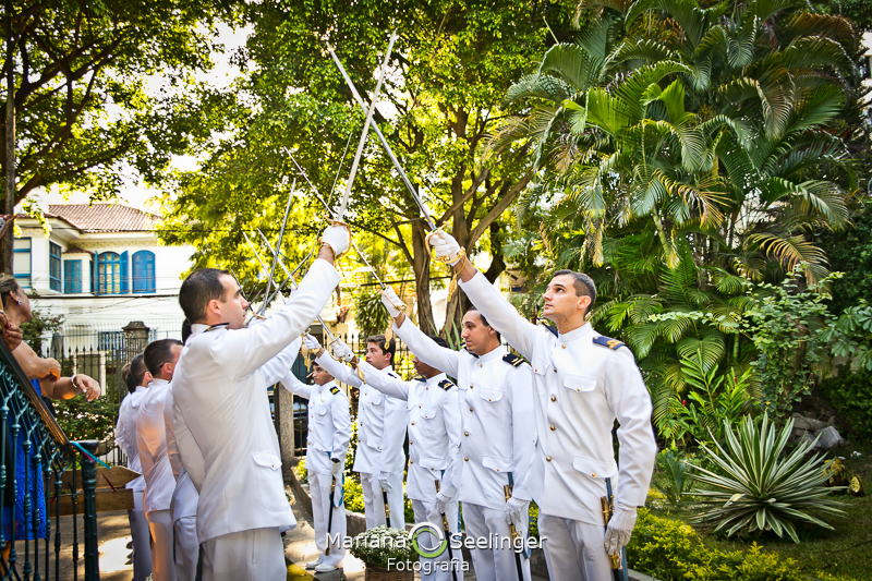 Soldados da marinha fazendo homenagem ao noivo na saida da igreja em fotografia de Mariana Seelinger Fotógrafa de Casamentos em Niterói e RJ