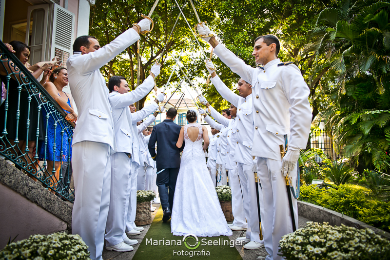 Noivos ´passando pelo corredor feito pelos soldados da marinha em fotografia de Mariana Seelinger Fotógrafa de Casamentos em Niterói e RJ