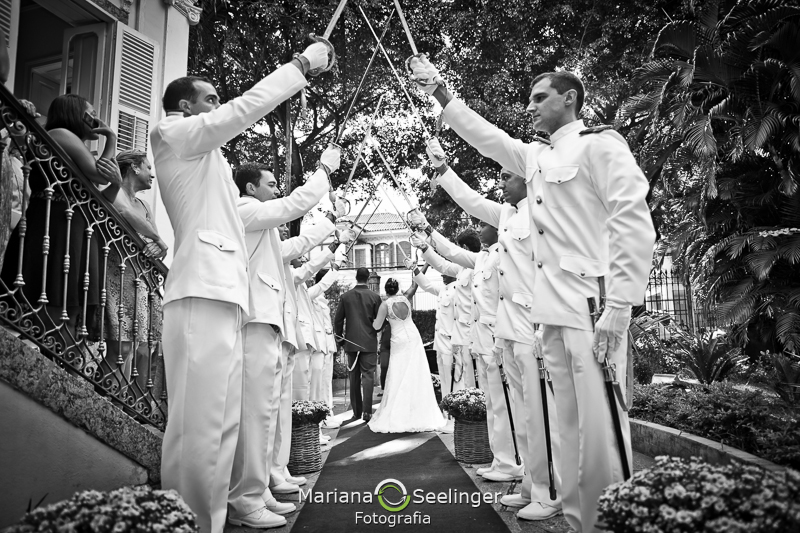 Foto em preto e branco dos noivos saindo da igreja de seu casamento em fotografia de Mariana Seelinger Fotógrafa de Casamentos em Niterói e RJ