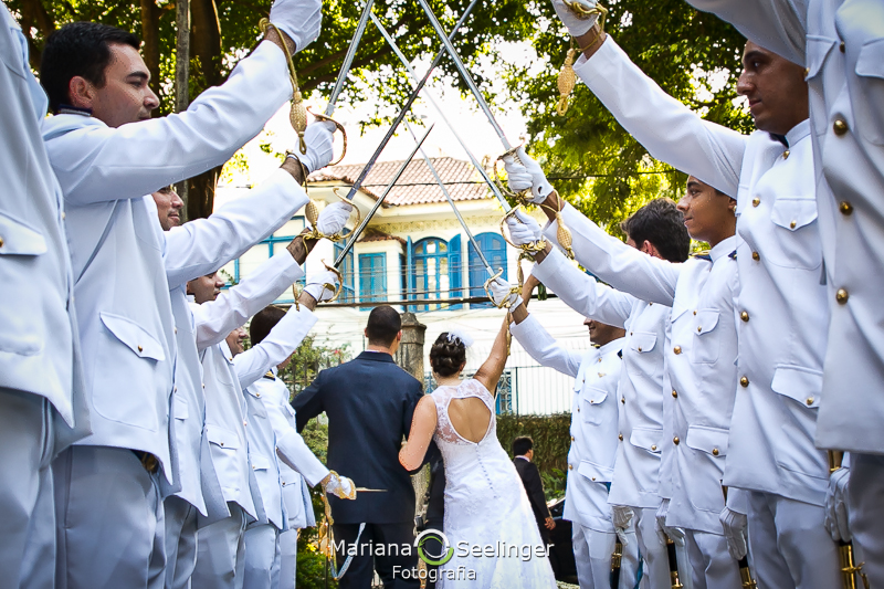 Noivos felizes após cerimonia de casamento em fotografia de Mariana Seelinger Fotógrafa de Casamentos em Niterói e RJ