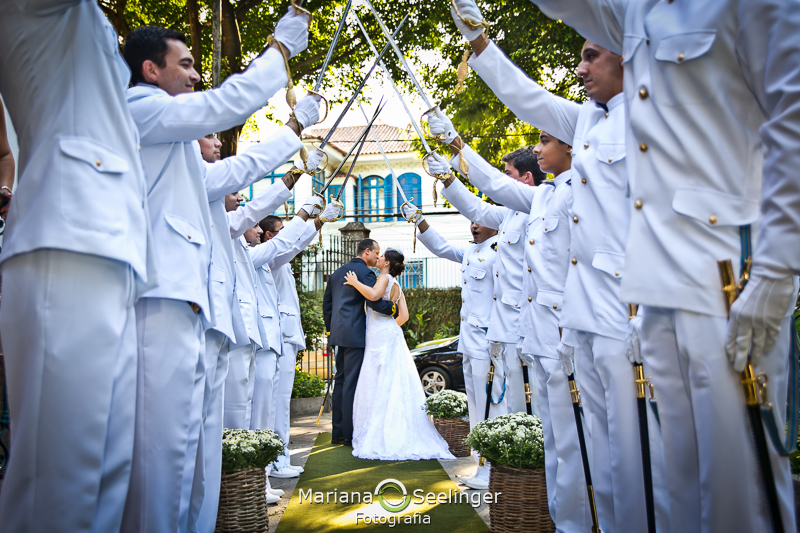 Noivos se beijando após cerimonia de casamento em fotografia de Mariana Seelinger Fotógrafa de Casamentos em Niterói e RJ