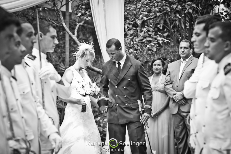 Foto em preto e branco dos noivos no altar do casamento em fotografia de Mariana Seelinger Fotógrafa de Casamentos em Niterói e RJ