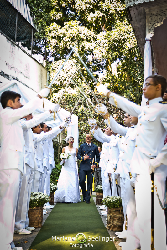 Noivos saindo da igreja do casamento em fotografia de Mariana Seelinger Fotógrafa de Casamentos em Niterói e RJ