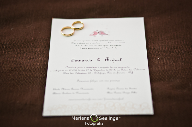 Foto do convite e das alianças de casamento em casamento registrado por Mariana Seelinger Fotografia de Casamentos e Familias em Niterói RJ