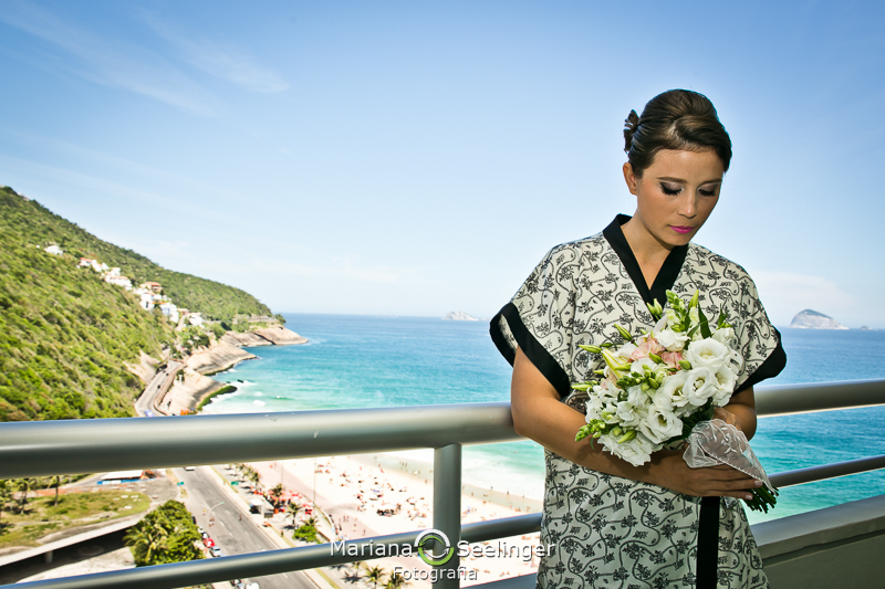 Noiva na varanda do quarto em making of em casamento registrado por Mariana Seelinger Fotografia de Casamentos e Familias em Niterói RJ