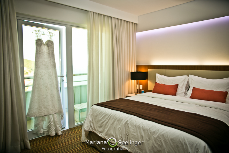 Foto do vestido da noiva no making of em casamento registrado por Mariana Seelinger Fotografia de Casamentos e Familias em Niterói RJ