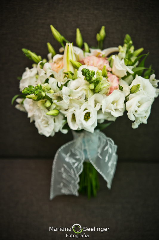 Bouquet da noiva de flores brancas em casamento registrado por Mariana Seelinger Fotografia de Casamentos e Familias em Niterói RJ
