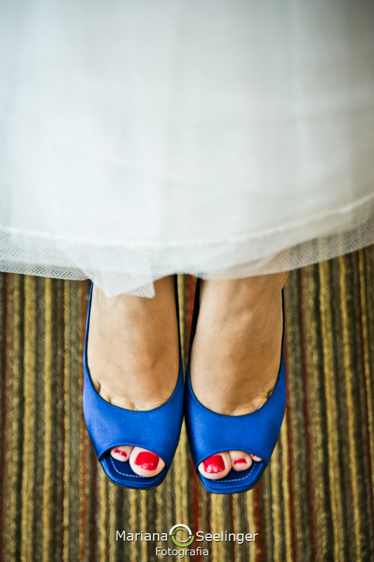 Noiva com unhas vermelhas e sapato azul em casamento registrado por Mariana Seelinger Fotografia de Casamentos e Familias em Niterói RJ