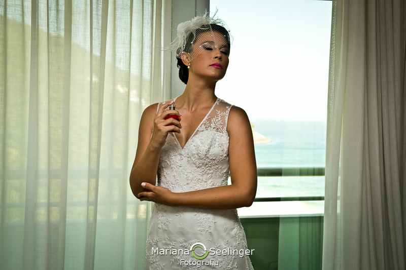 Noiva se perfumando em making of em niterói em casamento registrado por Mariana Seelinger Fotografia de Casamentos e Familias em Niterói RJ