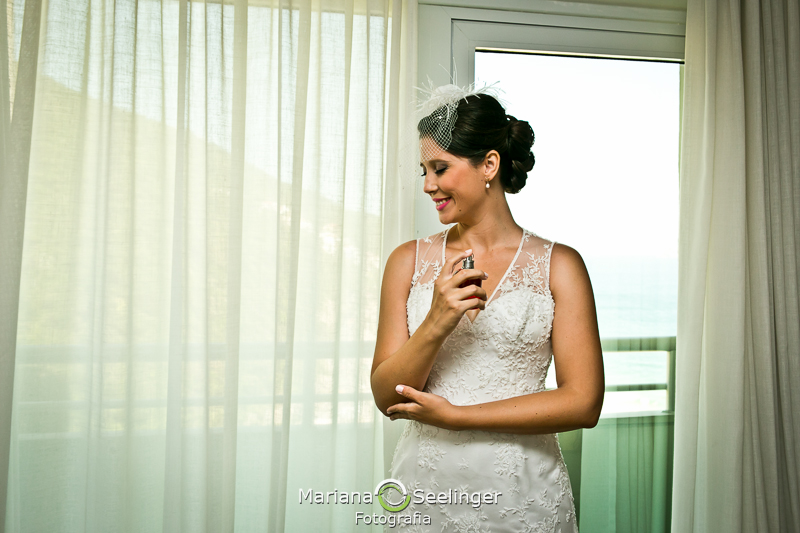 Foto durante making of em casamento registrado por Mariana Seelinger Fotografia de Casamentos e Familias em Niterói RJ