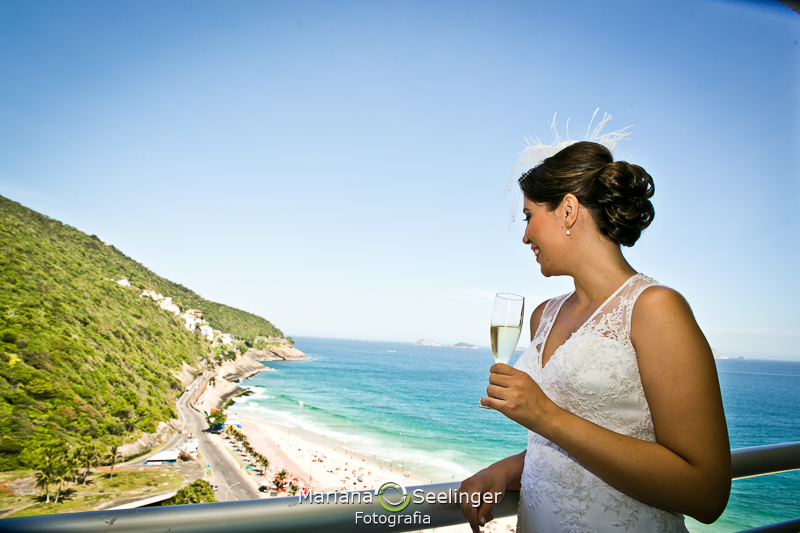Noiva em sacada de hotel durante making of em casamento registrado por Mariana Seelinger Fotografia de Casamentos e Familias em Niterói RJ