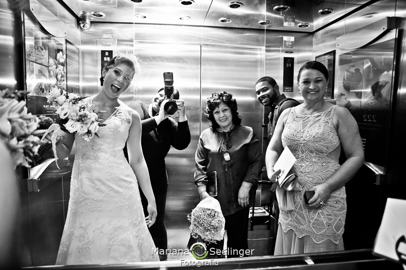 Foto no elevador durante making of em casamento registrado por Mariana Seelinger Fotografia de Casamentos e Familias em Niterói RJ