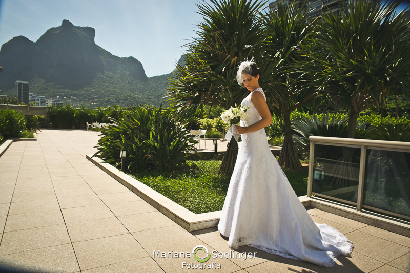 Noiva com bouquet na mão em ensaio externo de casamento em casamento registrado por Mariana Seelinger Fotografia de Casamentos e Familias em Niterói RJ