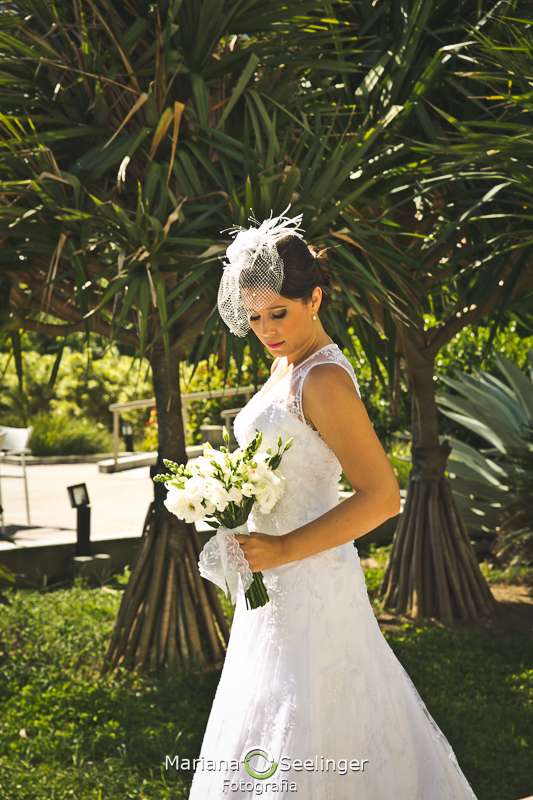 Foto da noiva na paret externa do hotel durante making of em casamento registrado por Mariana Seelinger Fotografia de Casamentos e Familias em Niterói RJ