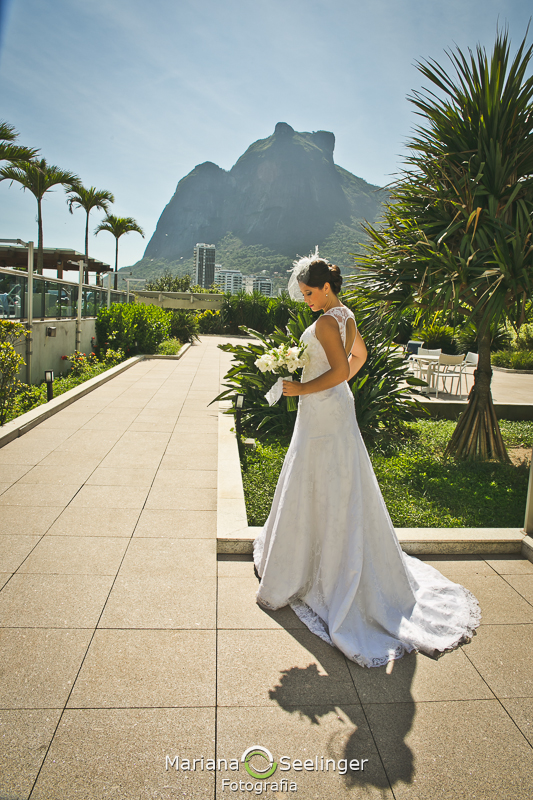 NOiva andando na paret externa do hotel durante making of em casamento registrado por Mariana Seelinger Fotografia de Casamentos e Familias em Niterói RJ