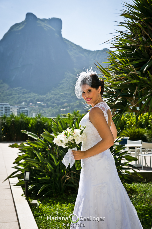 Foto da noiva com bouquet durante making of em niterói em casamento registrado por Mariana Seelinger Fotografia de Casamentos e Familias em Niterói RJ