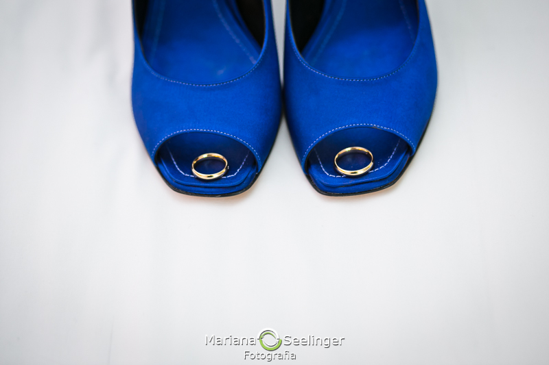 Foto do  sapato da noiva azul junto com as alianças do casamento em casamento registrado por Mariana Seelinger Fotografia de Casamentos e Familias em Niterói RJ