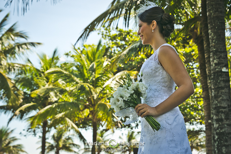 Foto da noiva olhando para o horizonte durante making of em casamento registrado por Mariana Seelinger Fotografia de Casamentos e Familias em Niterói RJ