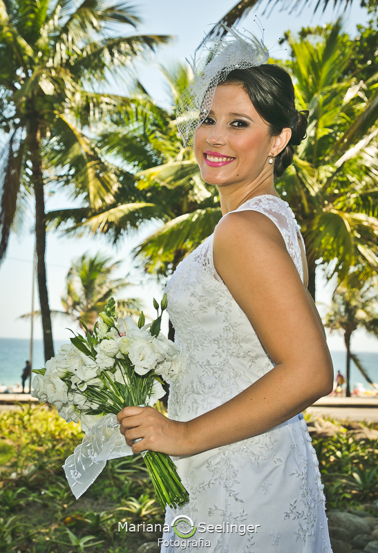 Noiva com bouquet de flores brancas duurante making of em hotel em niterói em casamento registrado por Mariana Seelinger Fotografia de Casamentos e Familias em Niterói RJ