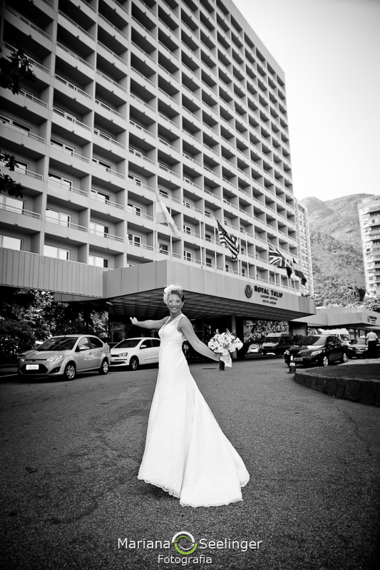 Noiva posando em frente ao hotel em que fez o making em casamento registrado por Mariana Seelinger Fotografia de Casamentos e Familias em Niterói RJ