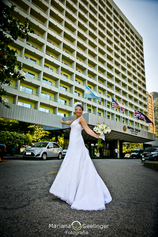 Noiva durante making of em casamento registrado por Mariana Seelinger Fotografia de Casamentos e Familias em Niterói RJ
