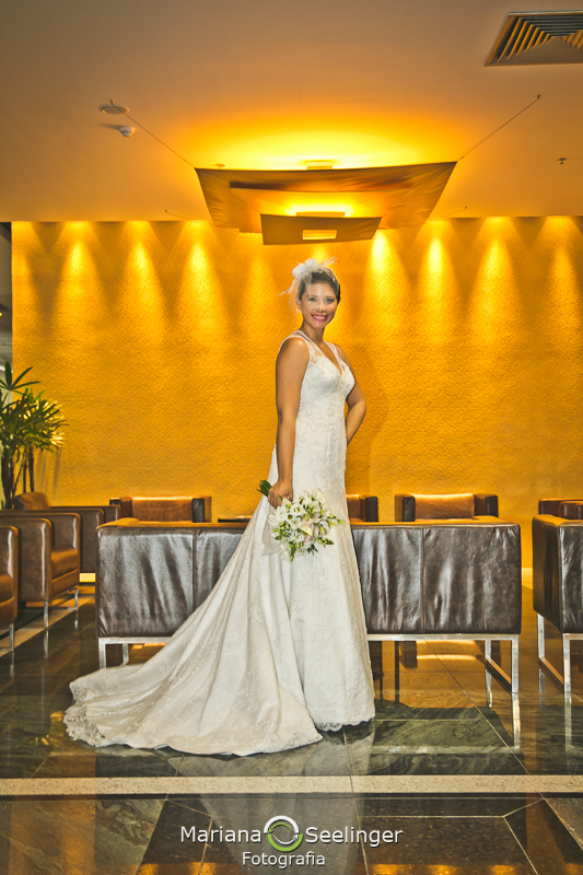 Noiva em hotem em casamento registrado por Mariana Seelinger Fotografia de Casamentos e Familias em Niterói RJ