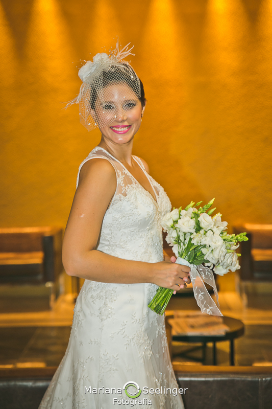 Noiva preparada para o casamento em hotel em niterói em casamento registrado por Mariana Seelinger Fotografia de Casamentos e Familias em Niterói RJ