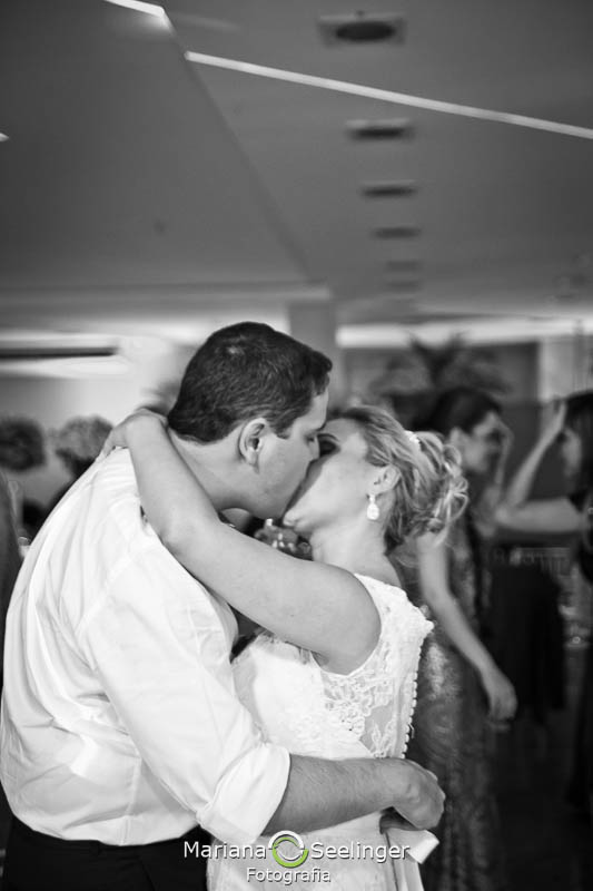 Foto em preto e branco dos noivos se beijando no final da festa em casamento registrado por Mariana Seelinger Fotografia de Casamentos e Familias em Niterói RJ