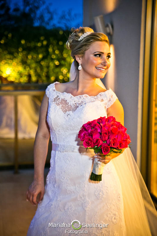 Noiva em making of antes do casamento em casamento registrado por Mariana Seelinger Fotografia de Casamentos e Familias em Niterói RJ