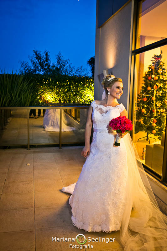 Foto da noiva no dia do casamento posando com bouquet no hotel mercure orizzonte niteroi por MAriana Seelinger Fotografia de Casamentos e Familias em Niteroi RJ