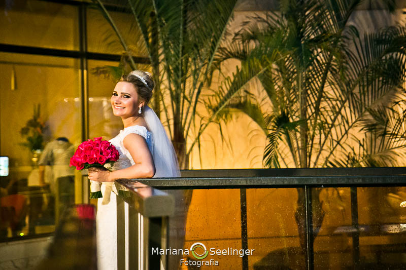Noiva em sacadda de hotel em making of em casamento registrado por Mariana Seelinger Fotografia de Casamentos e Familias em Niterói RJ