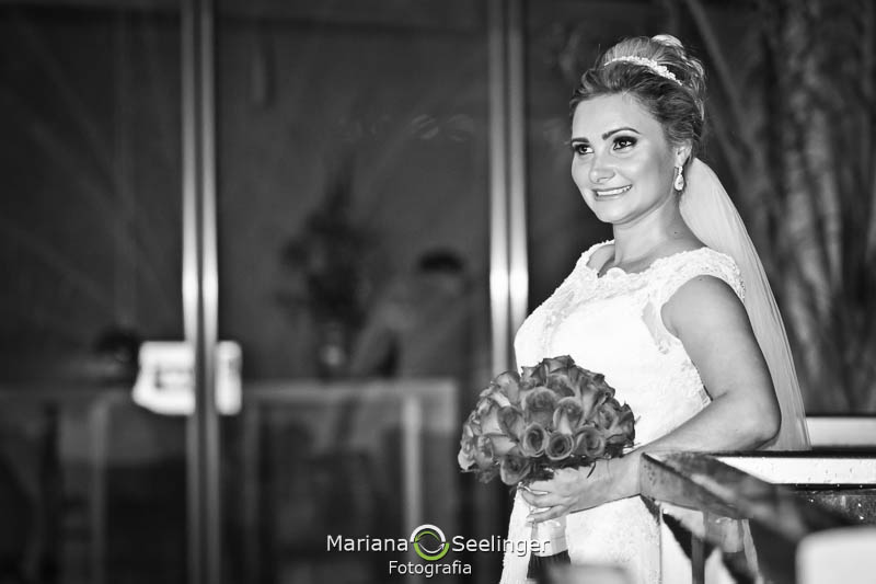 Foto em preto e branco da noiva antes do casamento em casamento registrado por Mariana Seelinger Fotografia de Casamentos e Familias em Niterói RJ
