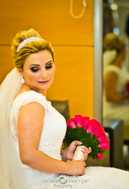 Noiva em hotem do making of antes do casamento em casamento registrado por Mariana Seelinger Fotografia de Casamentos e Familias em Niterói RJ